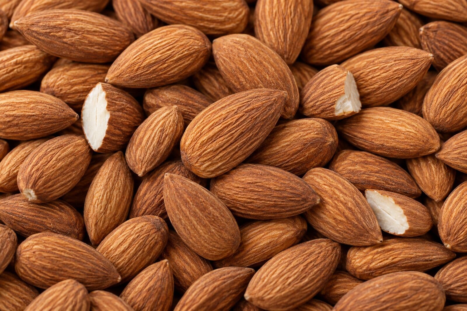 Almond - Chile Premium Chilean almonds from sustainable farming, mild flavor and crunchy texture for food industry